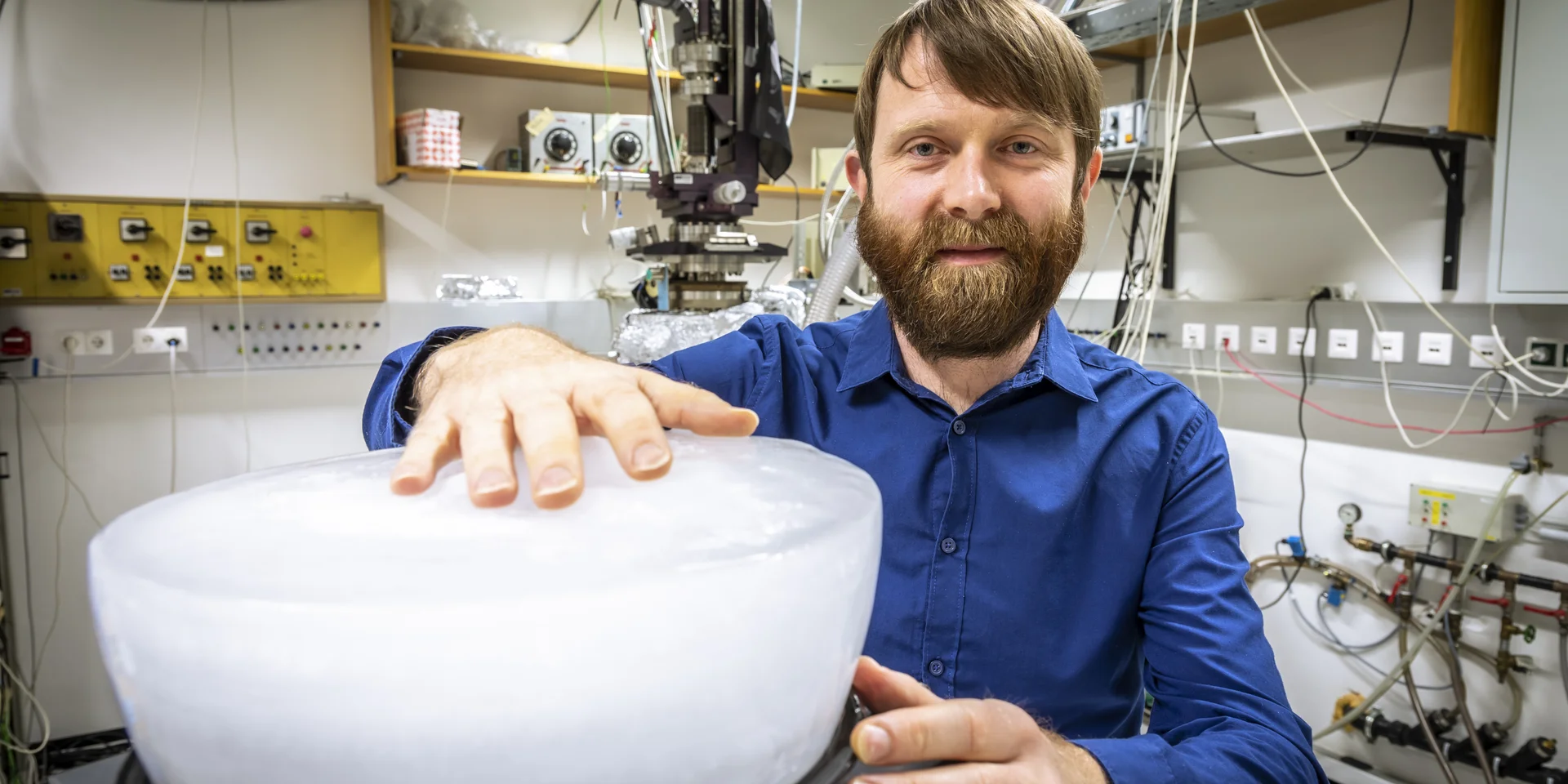 © Lunghammer - TU Graz Bearded man with ice block in the laboratory