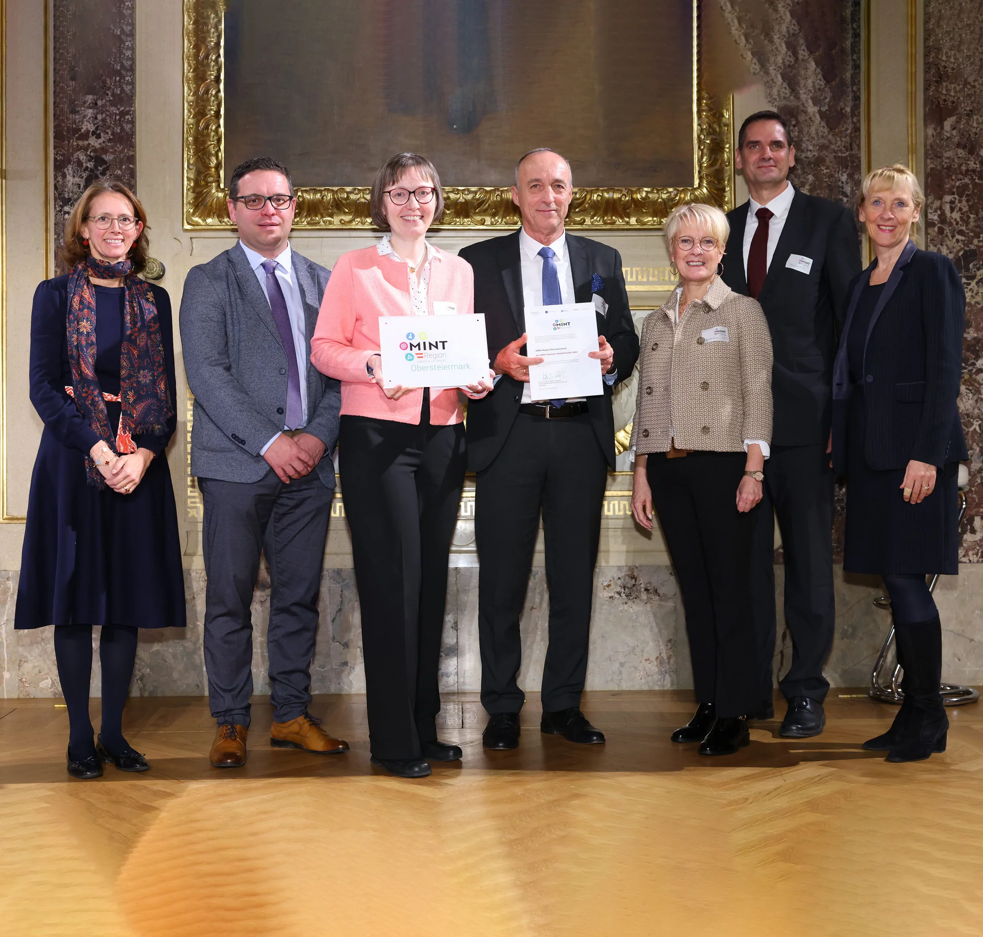 Bei der Verleihung des MINT-Regionen Qualitätslabels an die MINT-Region Obersteiermark am 11.12.2023 von links: Therese Niss (Initiatorin und Vorständin der MINTality Stiftung), Ernst Führer (Abteilungsleiter Bildungsregion Obersteiermark Ost), Julia Mayerhofer-Lillie (Koordinationsstelle MINT-Region Obersteiermark, Montanuniversität Leoben), Roman Scheuerer (Abteilungsleiter Bildungsregion Obersteiermark West), Waltraud Huber-Köberl (Abteilungsleiterin Bildungsregion Liezen), Thomas Antretter (Studiendekan Montanuniversität Leoben), Barbara Weitgruber (Sektionschefin BMBWF) Foto-Credit: Austria Wirtschaftsservice GmbH/APA-Fotoservice/Schedl