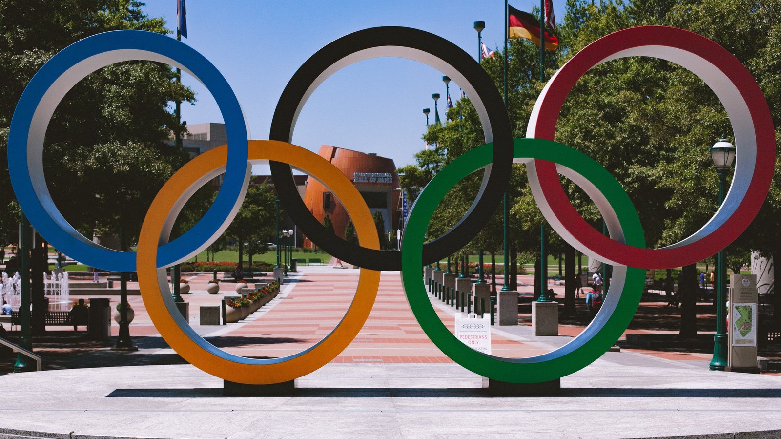 Die fünf olympischen Farben, die auf weißem Grund alle Farben der weltweiten Flaggen aufweisen. bryan-turner-mF9m6BRHCtg-unsplash