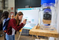 Besucherin fotografiert Forschungsanlage.