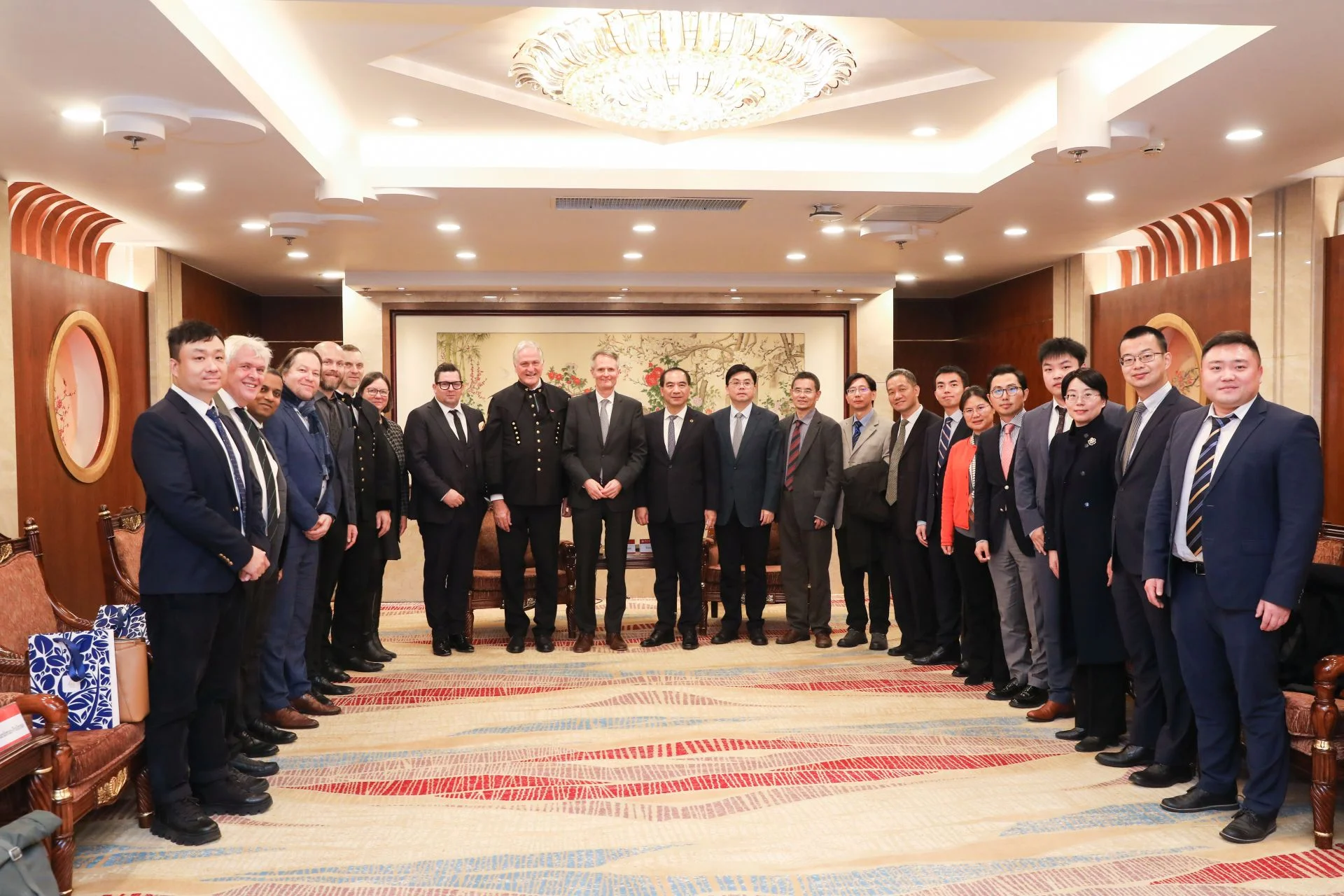 Feierliche Eröffnung der Veranstaltung durch PKU-Präsident Prof. Gong Qihuang und Botschafter Dr. Andreas Riecken. Rektor Prof. Peter Moser und Vizerektor Prof. Thomas Prohaska verstärkten das Projektteam des Lehrstuhls Energy Geosciences um Prof. David Misch und nutzten die Gelegenheit zum hochrangigen Austausch hinsichtlich der weiterführenden Zusammenarbeit der Partneruniversitäten z.B. im Bereich Studierendenmobilität. © PKU