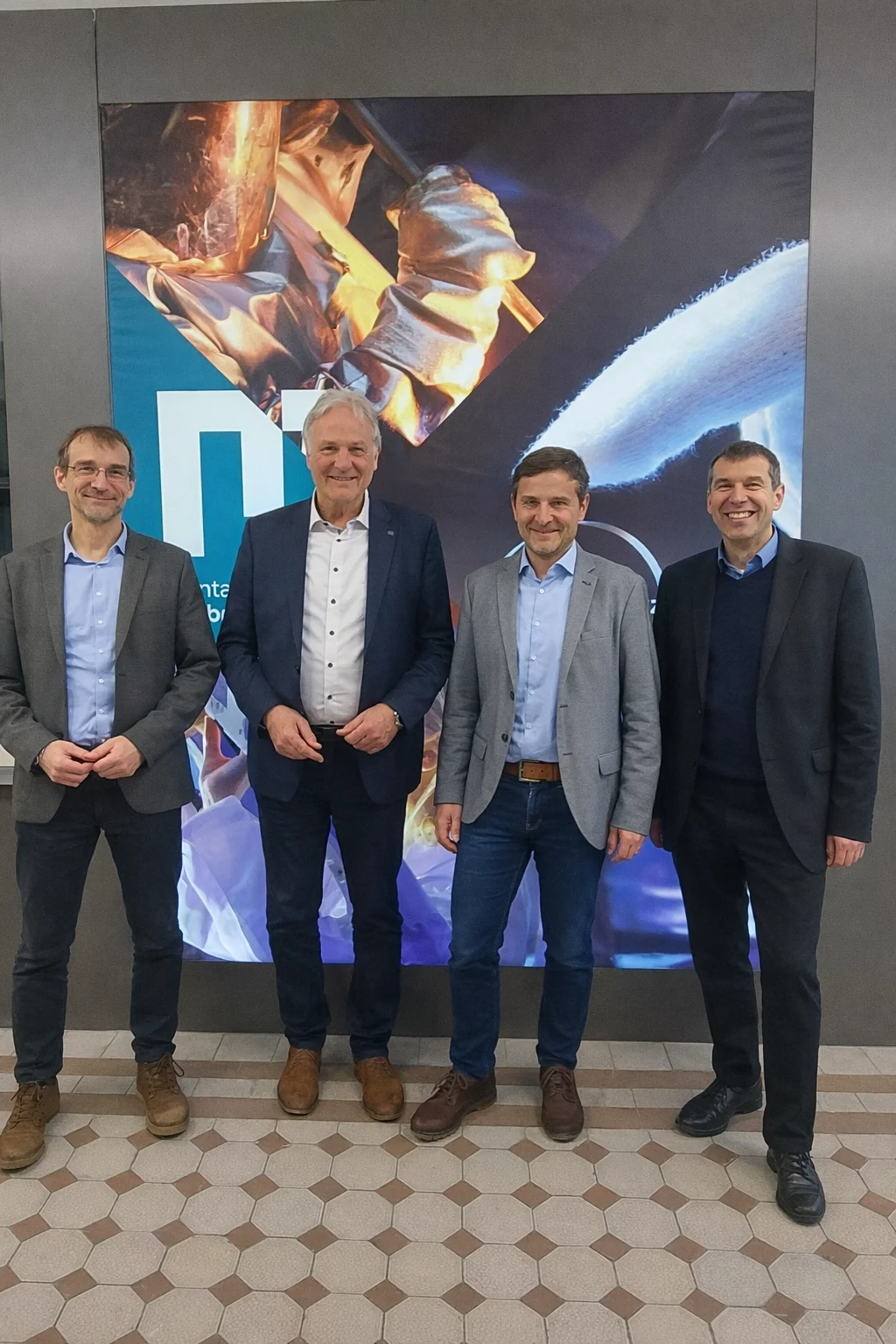 v.l.n.r.: Univ.-Prof. Frank Melcher, Rektor Peter Moser, Ass.-Prof. Dr. Dietmar Gruber und Vizerektor Helmut Antrekowitsch. Foto: © Privat.