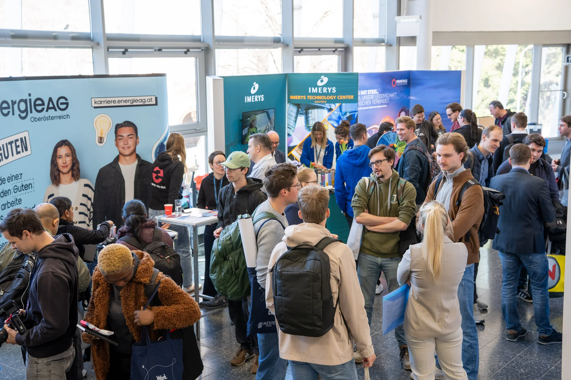 Studierende und Unternehmensvertreter*innen bei der Messe.