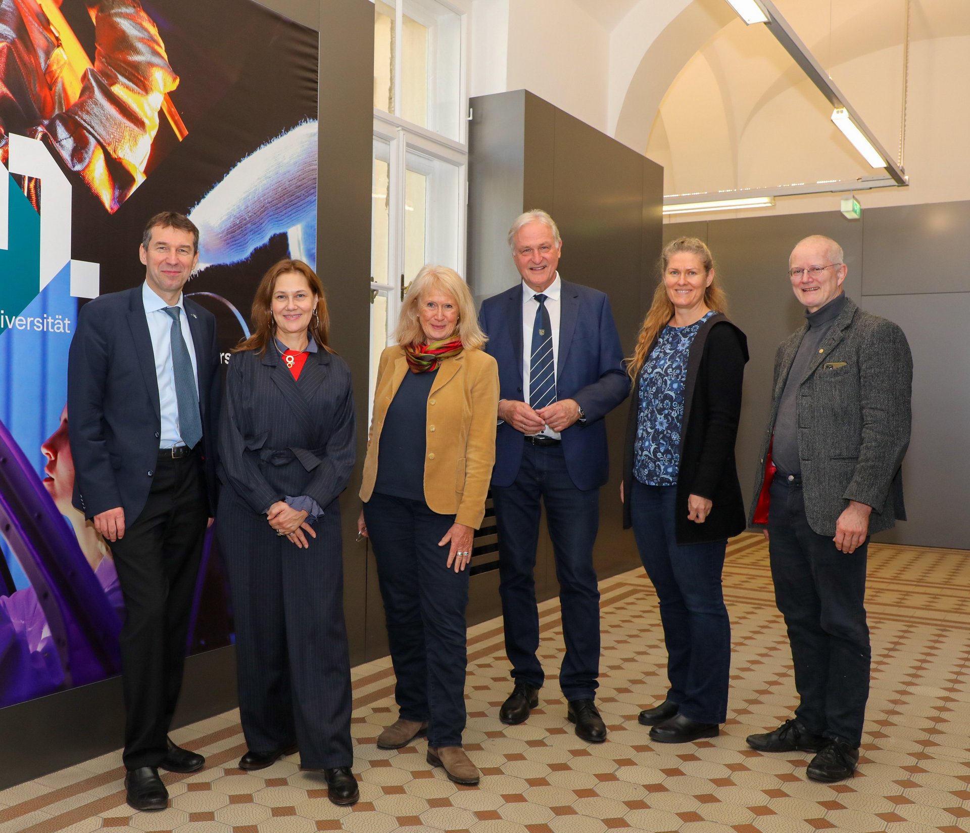 v.l.n.r.: Vizerektor für Forschung und Nachhaltigkeit Helmut Antrekowitsch, FFG-Geschäftsführerin Mag. Karin Tausz, Dr. Margit Haas (FFG Teamleitung Produktion, Quanten- und Nanotechnologie), Rektor Peter Moser, Dr. Karolina Schwendtner (FFG Programmmanagerin im Bereich Produktion & Material) und Univ.-Prof. Roland Pomberger (Leiter des Lehrstuhls für Abfallverwertungstechnik und Abfallwirtschaft). Foto: © Armin Russold