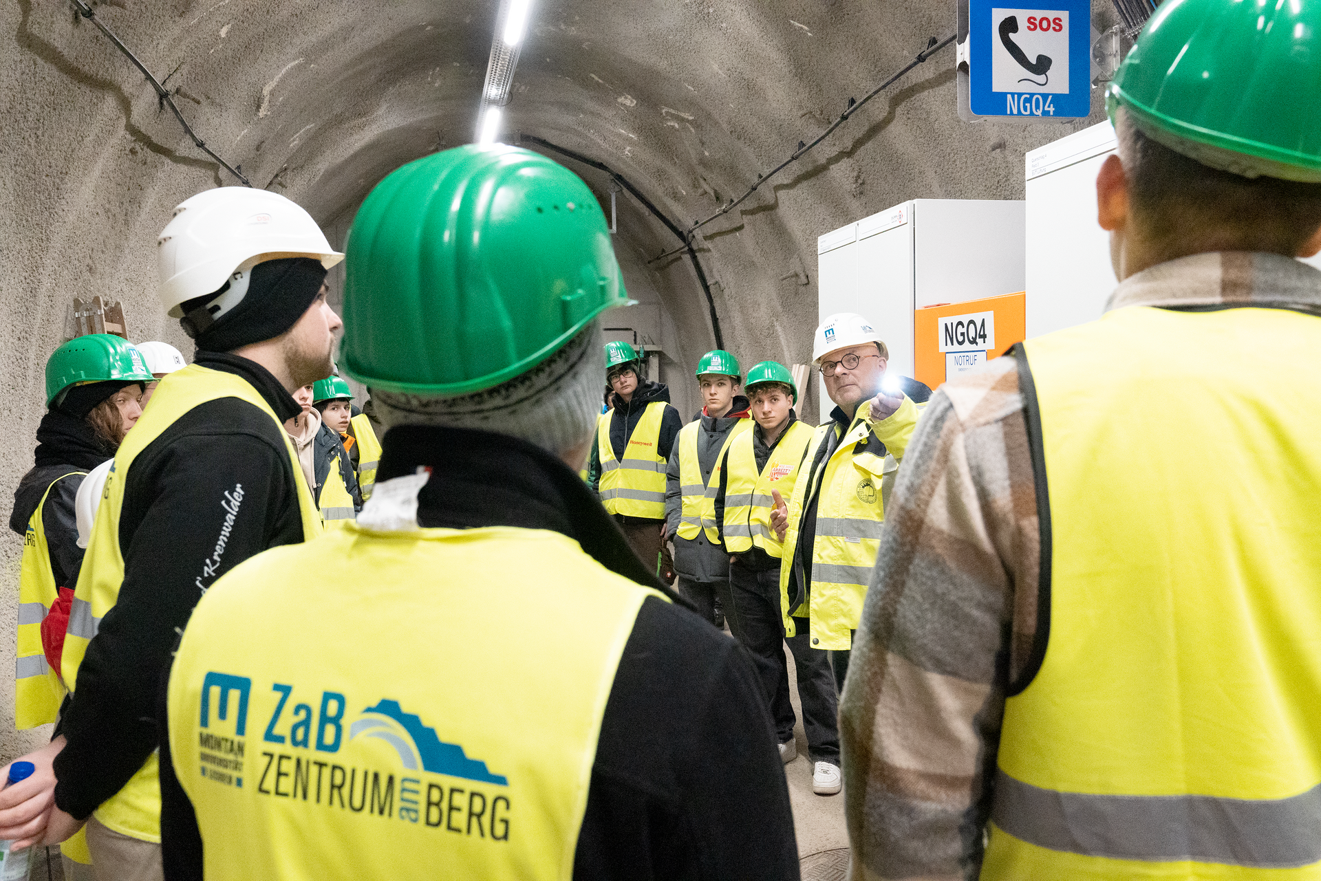 Einige Personen sind in einem Tunnel.