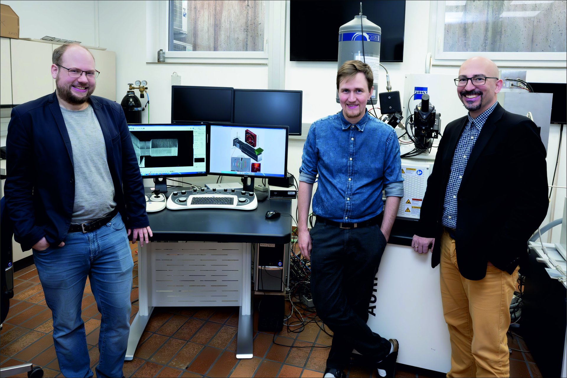 v.l.n.r.: Dipl.-Ing. Dr.mont. Michael Meindlhumer, Dipl.-Ing. Dr.mont. Markus Alfreider und Univ.-Prof. Dipl.-Ing. Dr.mont. Daniel Kiener vom Department Werkstoffwissenschaft der Montanuniversität Leoben. Foto: © Department Werkstoffwissenschaft/Daniel Kiener. 