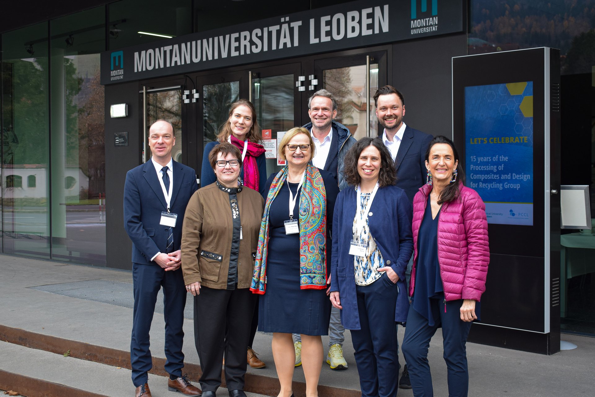 Das Organisationskomiteemit den Diskutant*innen der Panel Discussion: v.l.n.r. vorne: Ewald Fauster (interim. Leitung Lehrstuhl für Verarbeitung von Verbundwerkstoffen und Design für Recycling, wissenschaftliches Komitee), Elisabeth Ladstätter (CEO Polymer Competence Center Leoben GmbH, Organisationskomitee), Elisabeth Moser-Marzi, (Moser-Marzi Rechtsanwälte, Diskutantin), Alexia Tischberger-Aldrian, (Montanuniversität Leoben, Diskutantin), Petra Rudolf (Moderatorin); v.l.n.r. hinten: Ulrike Kirschnick (Lehrstuhl für Verarbeitung von Verbundwerkstoffen und Design für Recycling, wissenschaftliches Komitee), Jörg Radanitsch (Carbon Cleanup GmbH, Diskutant), Maximilian Schäfer (SGL Carbon, Diskutant). Foto: © Department Kunststofftechnik/Tanja Grössing.