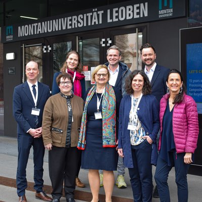 Das Organisationskomiteemit den Diskutant*innen der Panel Discussion: v.l.n.r. vorne: Ewald Fauster (interim. Leitung Lehrstuhl für Verarbeitung von Verbundwerkstoffen und Design für Recycling, wissenschaftliches Komitee), Elisabeth Ladstätter (CEO Polymer Competence Center Leoben GmbH, Organisationskomitee), Elisabeth Moser-Marzi, (Moser-Marzi Rechtsanwälte, Diskutantin), Alexia Tischberger-Aldrian, (Montanuniversität Leoben, Diskutantin), Petra Rudolf (Moderatorin); v.l.n.r. hinten: Ulrike Kirschnick (Lehrstuhl für Verarbeitung von Verbundwerkstoffen und Design für Recycling, wissenschaftliches Komitee), Jörg Radanitsch (Carbon Cleanup GmbH, Diskutant), Maximilian Schäfer (SGL Carbon, Diskutant). Foto: © Department Kunststofftechnik/Tanja Grössing. 