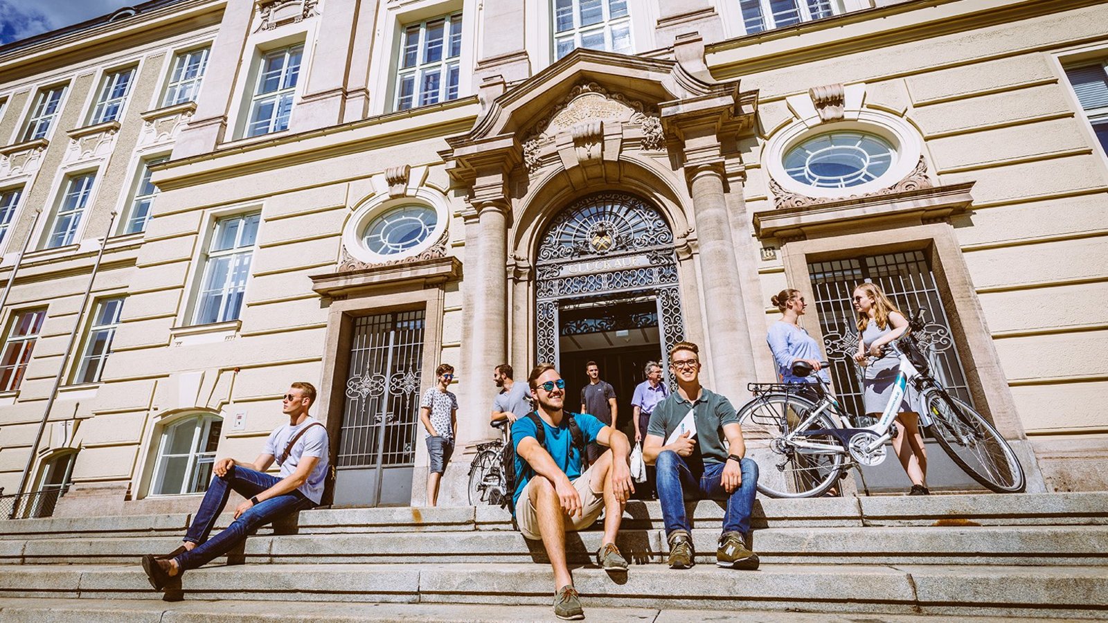 You cannot miss the prominent Main Building of the university when taking a walk through Leoben, often called the "City of Students". hauptuni
