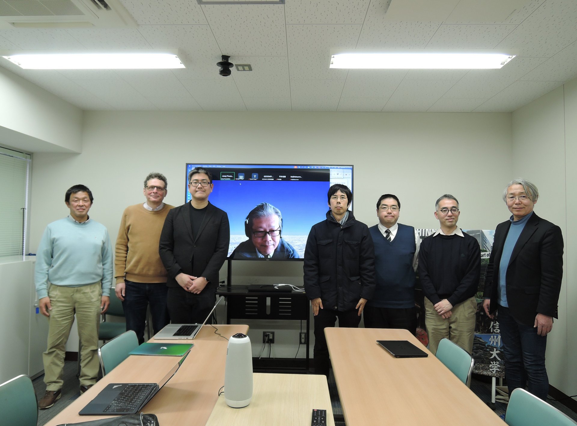 Univ.-Prof. Dr. Jörg Thuswaldner (2.v.l.) bei einem Besuch an der Shinshu University in Japan. Foto: © privat.