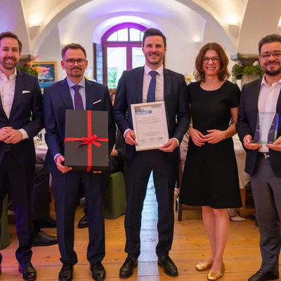 v.l.n.r.: Dipl.-Ing. Dr. Alexander Moser-Parapatits (Vorstand Strategie & Innovation/CSIO, AMAG Austria Metall AG), Univ.-Prof. Dipl.-Ing. Dr. mont. Stefan Pogatscher (Montanuniversität Leoben), Dipl.-Ing. Dr. mont. Philip Aster (Montanuniversität Leoben), Mag. Claudia Trampitsch (Finanzvorständin/CFO, AMAG Austria Metall AG) und Victor Breguncci, MBA (Vorstandsvorsitzender/CEO und Vertriebsvorstand/CSO, AMAG Austria Metall AG). Foto: © AMAG Austria Metall AG