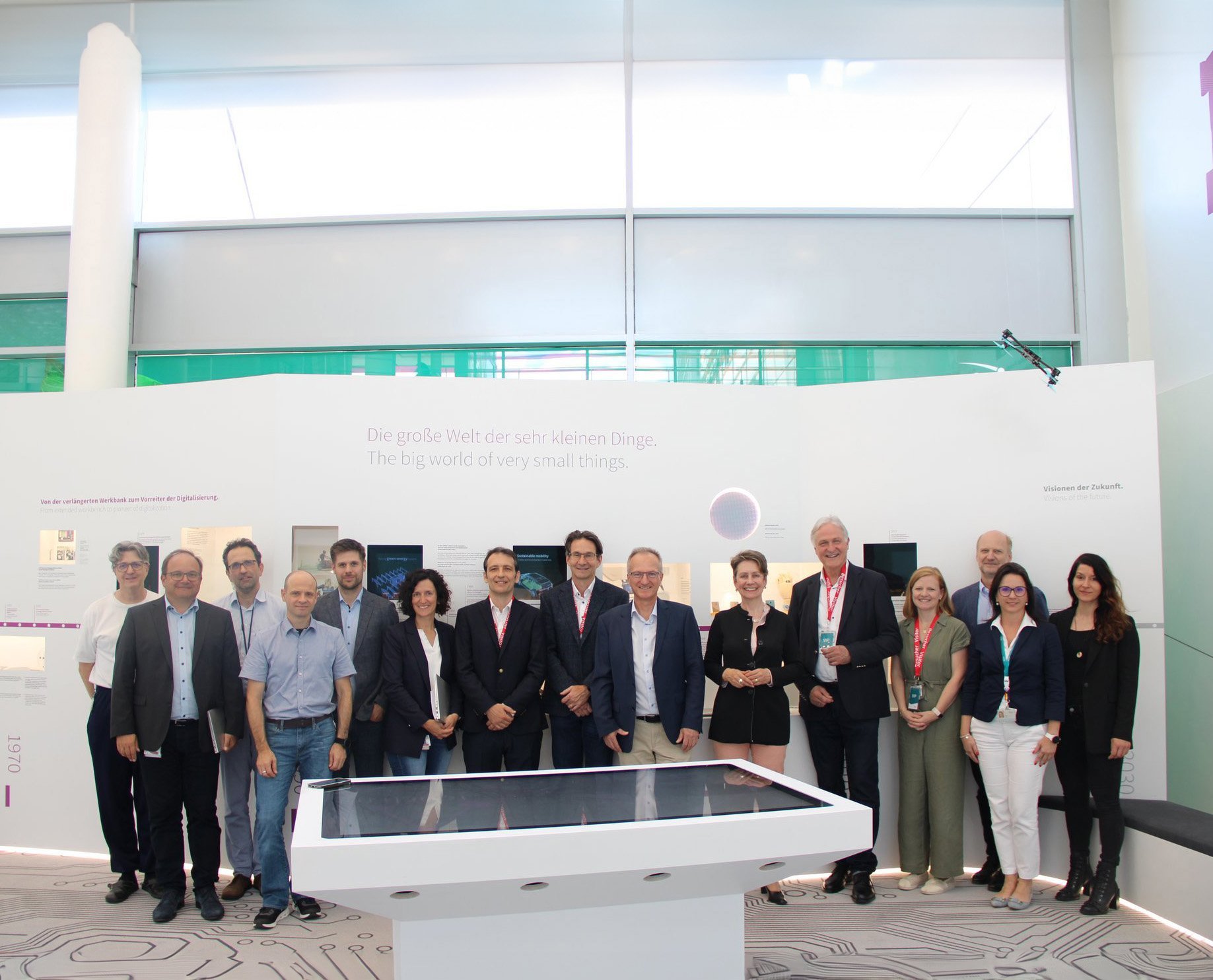 Gruppenfoto vom Team der Montanuni zu Besuch bei Infineon. 