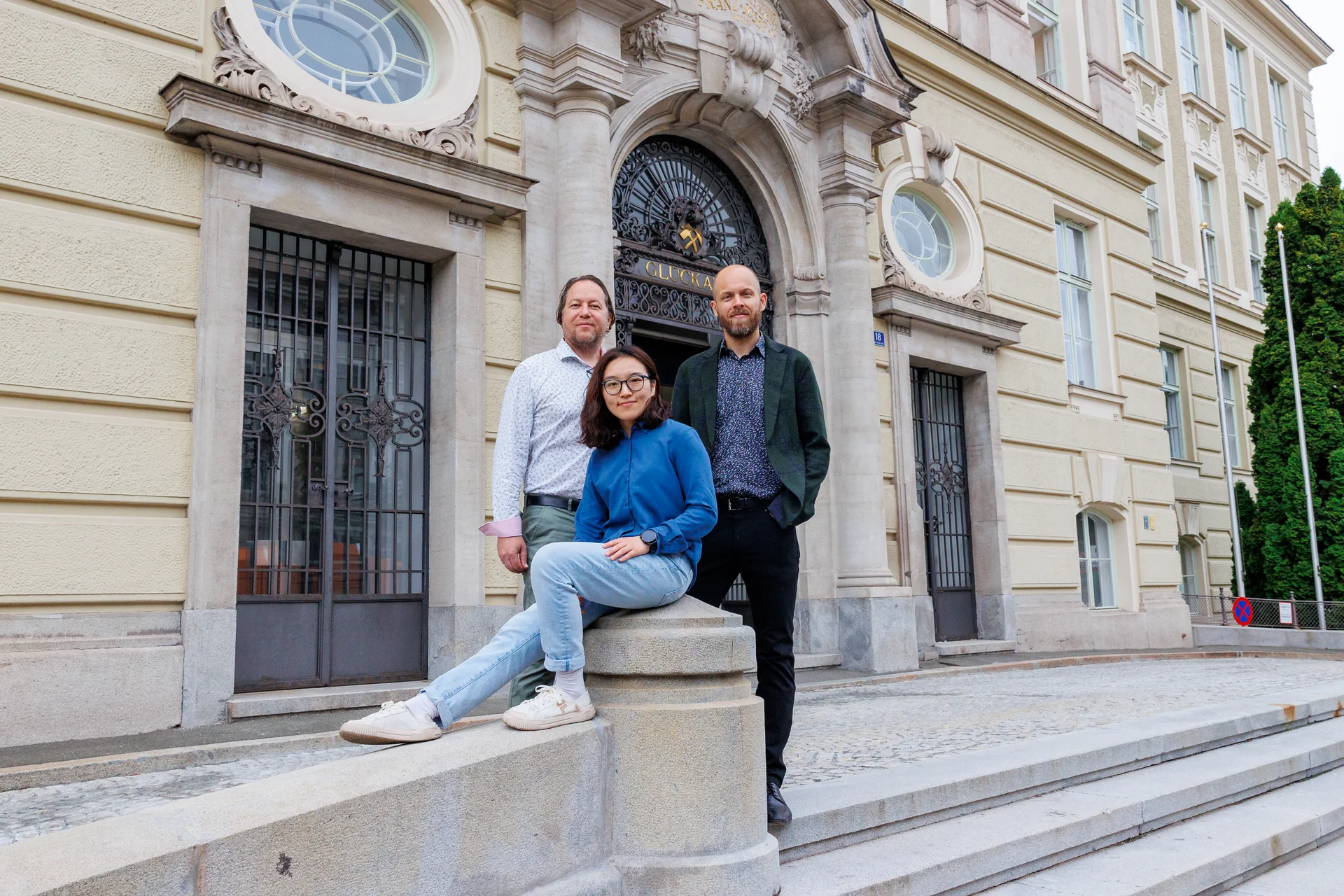 Vor dem Hauptgebäude der Montanuniversität Leoben stehen die Forscher Martin Pischler, Xiangyun Shi und David Misch.