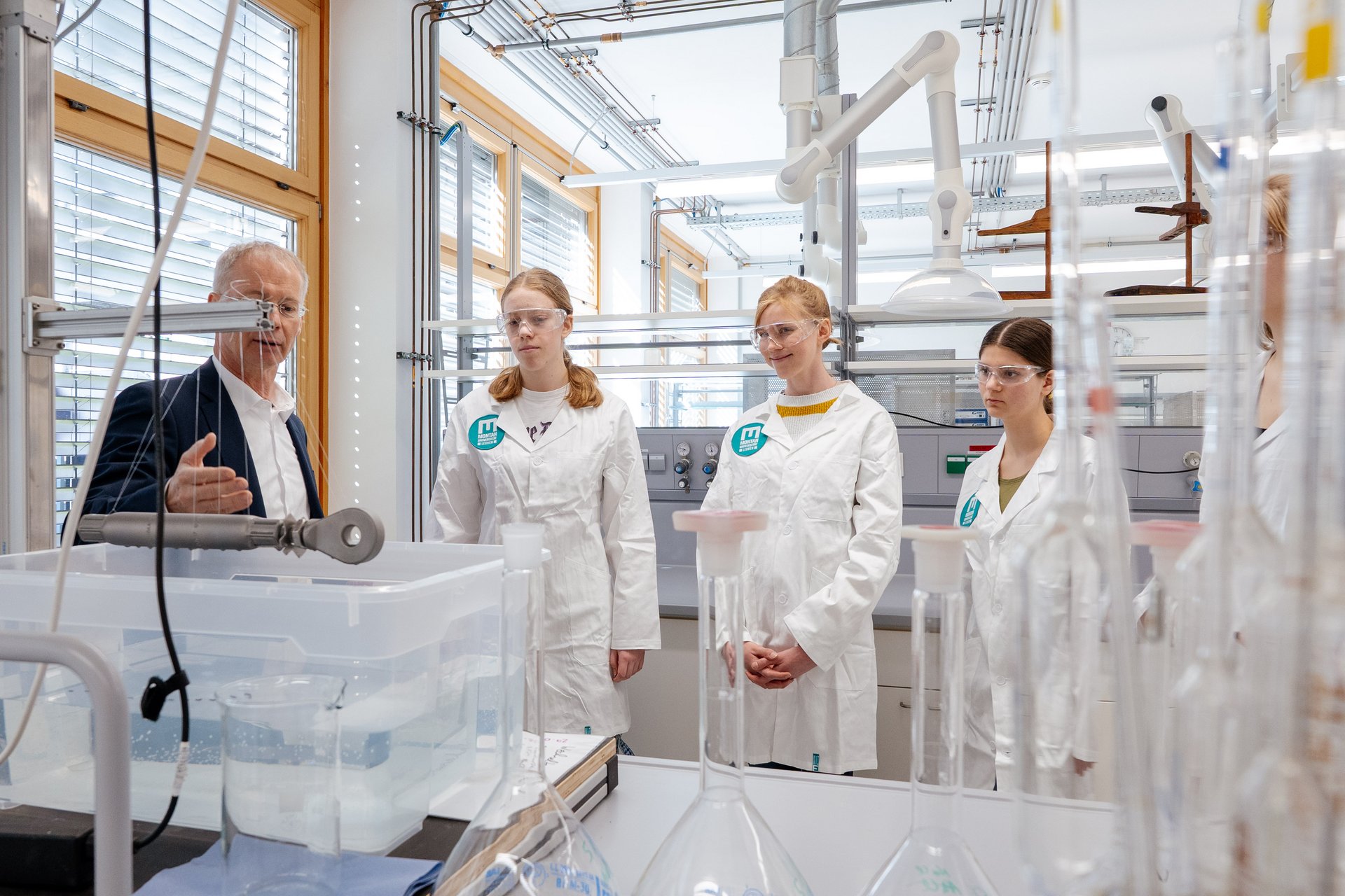 Die Teilnehmer*innen erhielten spannende Einblicke in Labore und Forschungsprojekte. © MUL/Luschin 