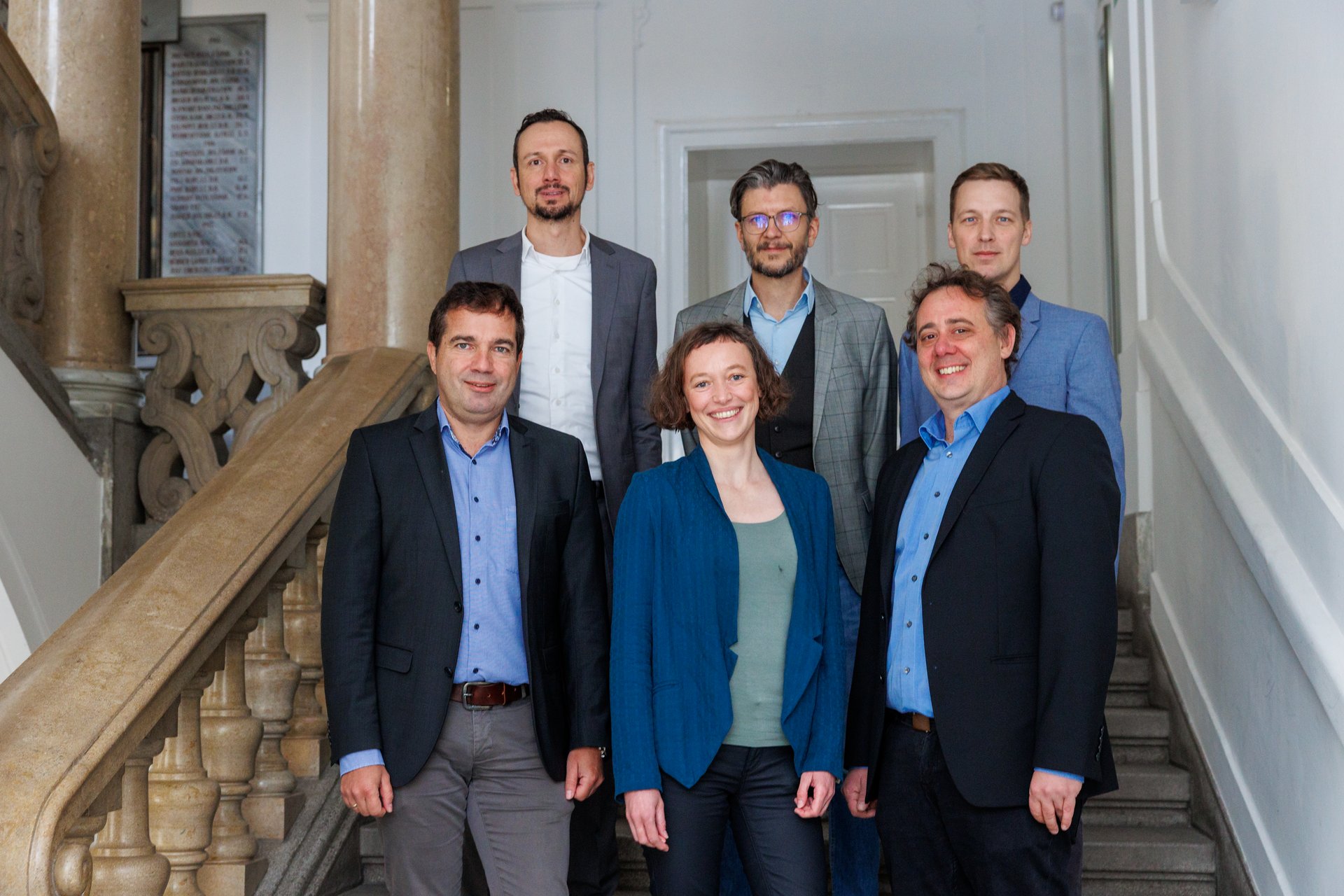 v. l. vorne:  Priv.-Doz. Ass.-Prof. Dr. Jürgen Antrekowitsch, Assoz.Prof. Dr. Katharina Resch-Fauster, Dr. Michael Feuchter, 2. Reihe v.l.: Univ.-Prof. Dr. Thomas Grießer, Univ.-Prof. Thomas Kienberger, Dr. Gustav Hanke. (Foto: MUL/Stöbbauer) 