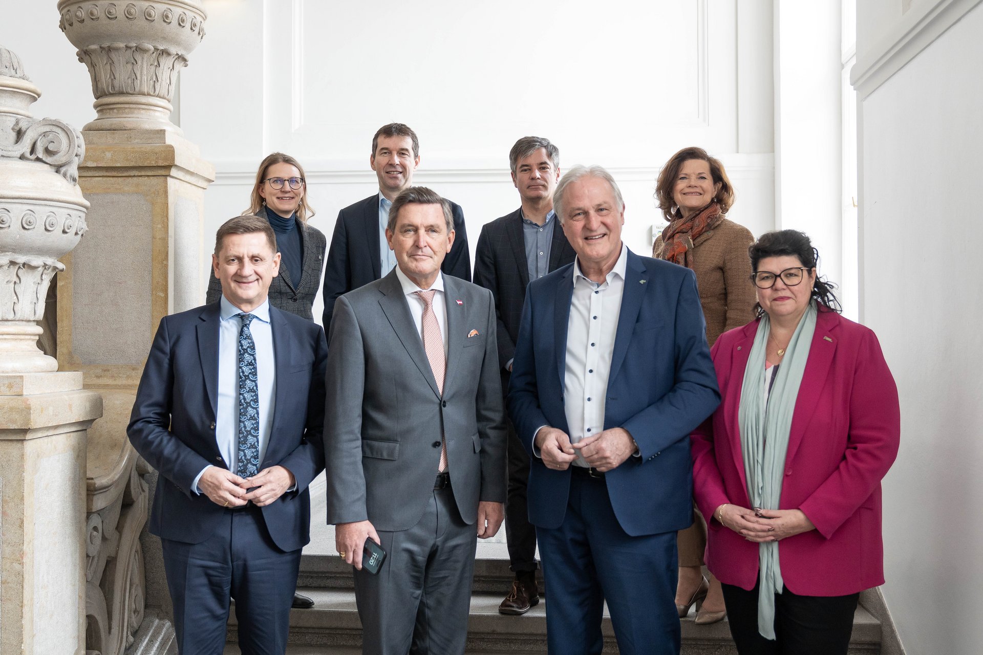 1. Reihe v.l.n.r.: Bürgermeister der Stadt Leoben Kurt Wallner; Bundesminister für Innovation, Mobilität und Infrastruktur KommR Peter Hanke; Rektor Peter Moser und die 3. Präsidentin des Landtages Helga Ahrer. 2. Reihe v.l.n.r.: Vizerektorin für Finanzen und Infrastruktur, Manuela Raith; Vizerektor für Forschung und Nachhaltigkeit, Helmut Antrekowitsch; Nationalratsabgeordneter Wolfgang Moitzi und Vizerektorin für Marketing und Stakeholder Management, Christina Holweg. Foto: © MUL/Tauderer.