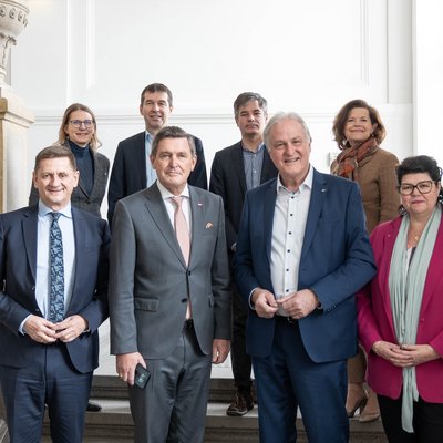 1. Reihe v.l.n.r.: Bürgermeister der Stadt Leoben Kurt Wallner; Bundesminister für Innovation, Mobilität und Infrastruktur KommR Peter Hanke; Rektor Peter Moser und die 3. Präsidentin des Landtages Helga Ahrer. 2. Reihe v.l.n.r.: Vizerektorin für Finanzen und Infrastruktur, Manuela Raith; Vizerektor für Forschung und Nachhaltigkeit, Helmut Antrekowitsch; Nationalratsabgeordneter Wolfgang Moitzi und Vizerektorin für Marketing und Stakeholder Management, Christina Holweg. Foto: © MUL/Tauderer. 