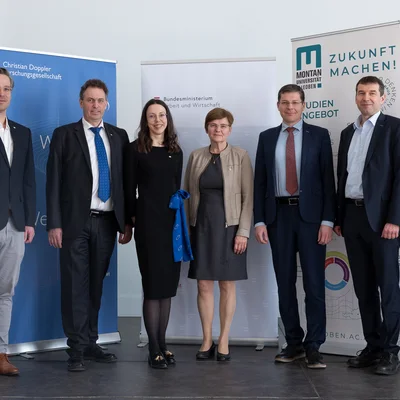 v.l.n.r.: Mag. Jörg Schnecker, PhD (Christian Doppler Forschungsgesellschaft), Univ.-Prof. Dipl.-Ing. Dr. Klaus Reichmann (Christian Doppler Forschungsgesellschaft), Dipl.-Ing. Dr.mont. Irmgard Weißensteiner (Lehrstuhl für Nichteisenmetallurgie), Vizebürgermeisterin Birgit Sandler (Stadt Leoben), Dr.mont. Werner Fragner (Leiter Unternehmenstechnologie AMAG Rolling GmbH), Vizerektor für Forschung und Nachhaltigkeit Univ.-Prof. Dipl.-Ing. Dr.mont. Helmut Antrekowitsch. Foto: © MUL/Stöbbauer