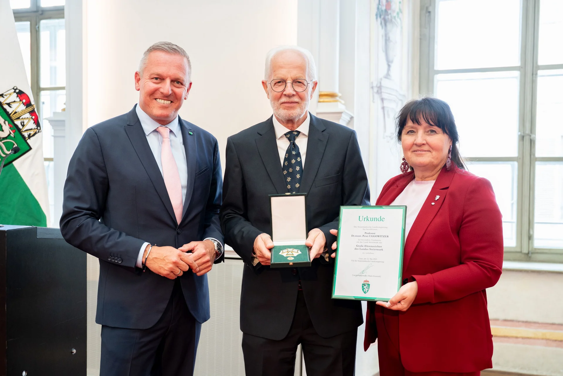 Landeshauptmann Mario Kunasek (l.) und Landeshauptmann-Stellvertreterin Manuela Khom (r.) überreichten Univ.-Prof. i.R. Dipl.-Ing. Dr.mont. Peter Uggowitzer das Große Ehrenzeichen des Landes Steiermark. Foto: © Land Steiermark/Streibl