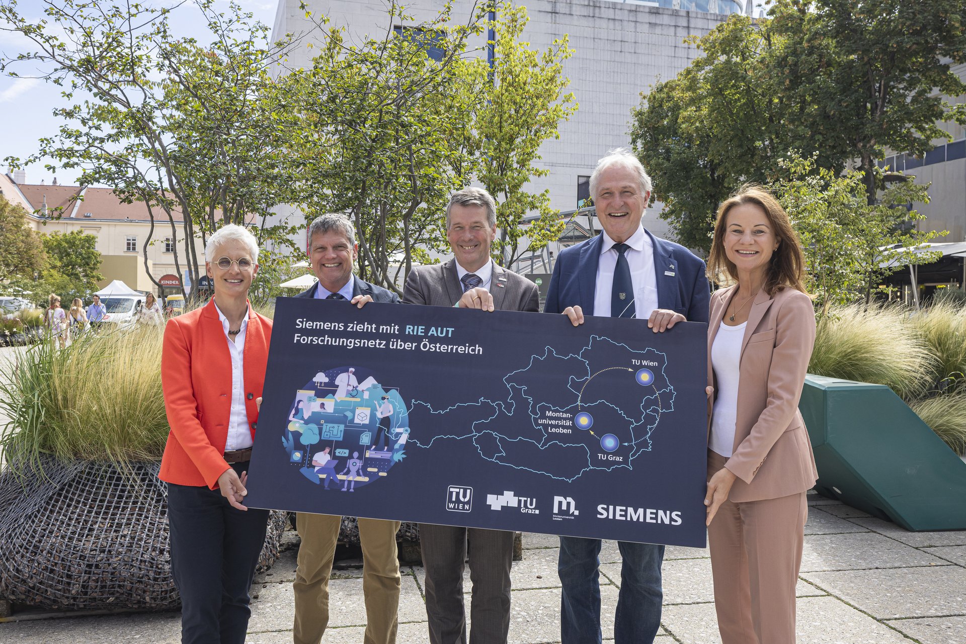  v.l.n.r.: Dr. Mirjam Storim von Siemens Foundational Technologies, Rektor Jens Schneider (TU Wien), Rektor Horst Bischof (TU Graz),Rektor Peter Moser (Montanuniversität Leoben) und Mag. Patricia Neumann, CEO der Siemens AG Österreich. Foto: © Markus Schieder 