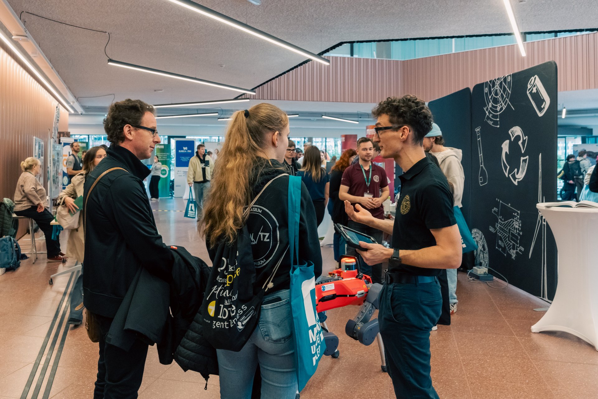 Info-Tag an der Montanuniversität Leoben. Foto: © MUL/Fazokas Interessent*innen werden am Info-Tag beraten.