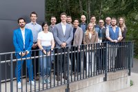 Gruppenfoto der beteiligten Forschenden der Doctoral School CHESS an der Montanuniversität Leoben vor einem Gebäude.