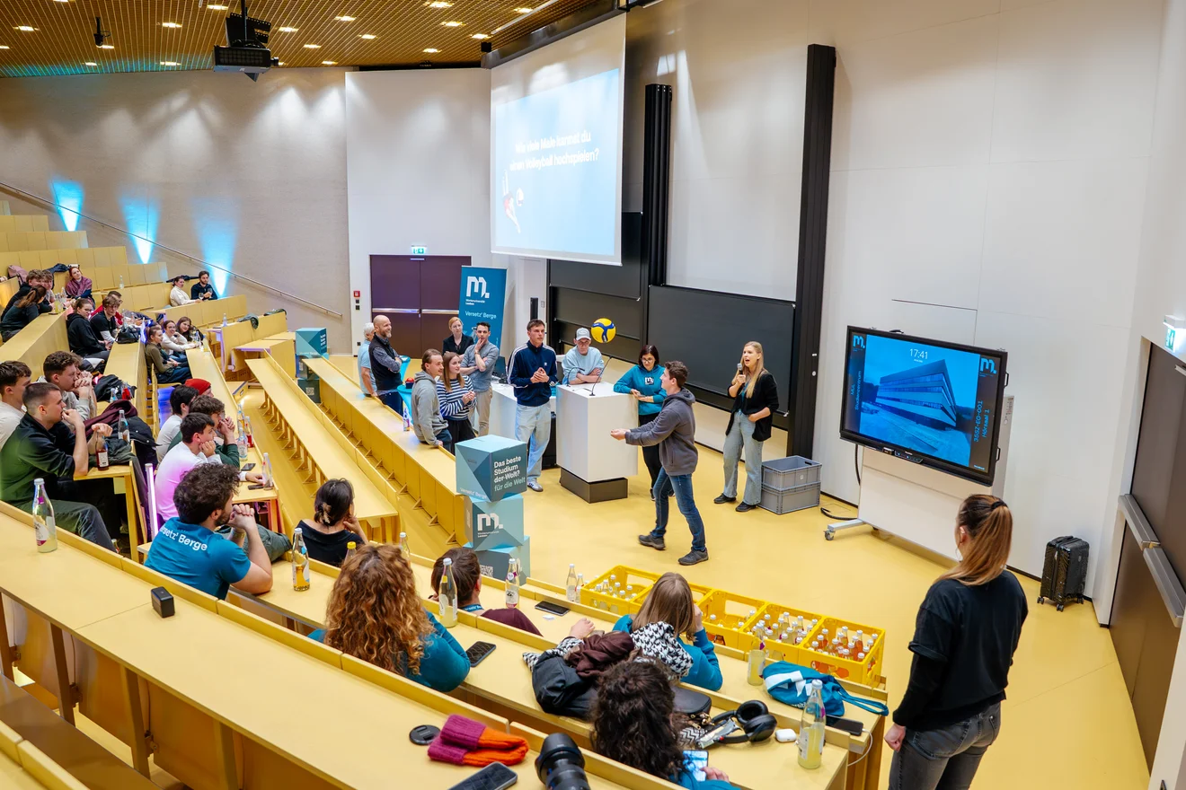 Schüler im Hörsaal der Montanuniversität, TU Leoben.