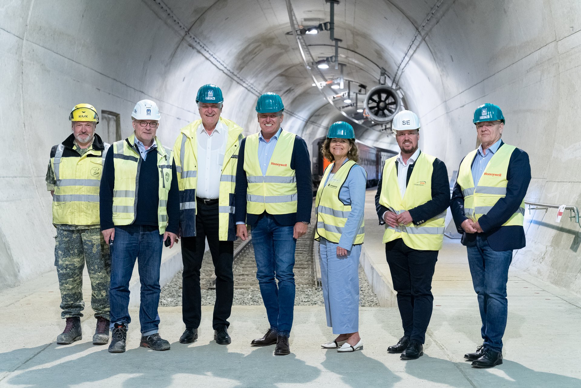 v.l.n.r.: Oberst Dr. Peter Hofer (Theresianische Militärakademie), Univ.-Prof. Dr.mont. Robert Galler (Leiter ZaB u. Lehrstuhl Subsurface Engineering, Montanuniversität), Rektor Peter Moser (Montanuniversität), Landeshauptmann der Steiermark Mario Kunasek, Vizerektorin Christina Holweg (Montanuniversität), Marco Triller, BA MSc (Bezirktsparteiobmann Leoben, FPÖ) und Harry Gölz (Stadtrat Eisenerz). Foto:© MUL/Tauderer  