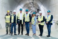 v.l.n.r.: Oberst Dr. Peter Hofer (Theresianische Militärakademie), Univ.-Prof. Dr.mont. Robert Galler (Leiter ZaB u. Lehrstuhl Subsurface Engineering, Montanuniversität), Rektor Peter Moser (Montanuniversität), Landeshauptmann der Steiermark Mario Kunasek, Vizerektorin Christina Holweg (Montanuniversität), Marco Triller, BA MSc (Bezirktsparteiobmann Leoben, FPÖ) und Harry Gölz (Stadtrat Eisenerz). Foto:© MUL/Tauderer  