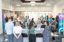 Studierende beraten und informieren Studieninteressierte.