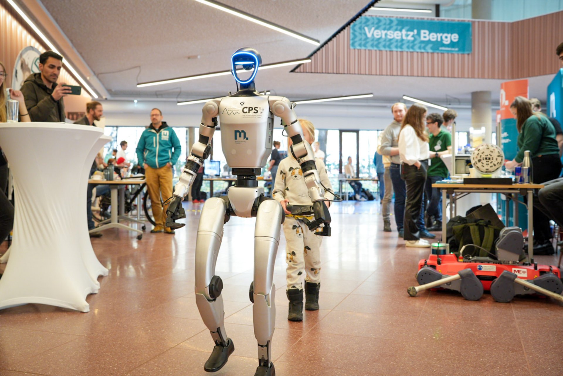 Studienberatung, Workshops und Campus-Führungen warten auf dich beim Info-Tag. Foto: © MUL Roboter am Info-Tag.
