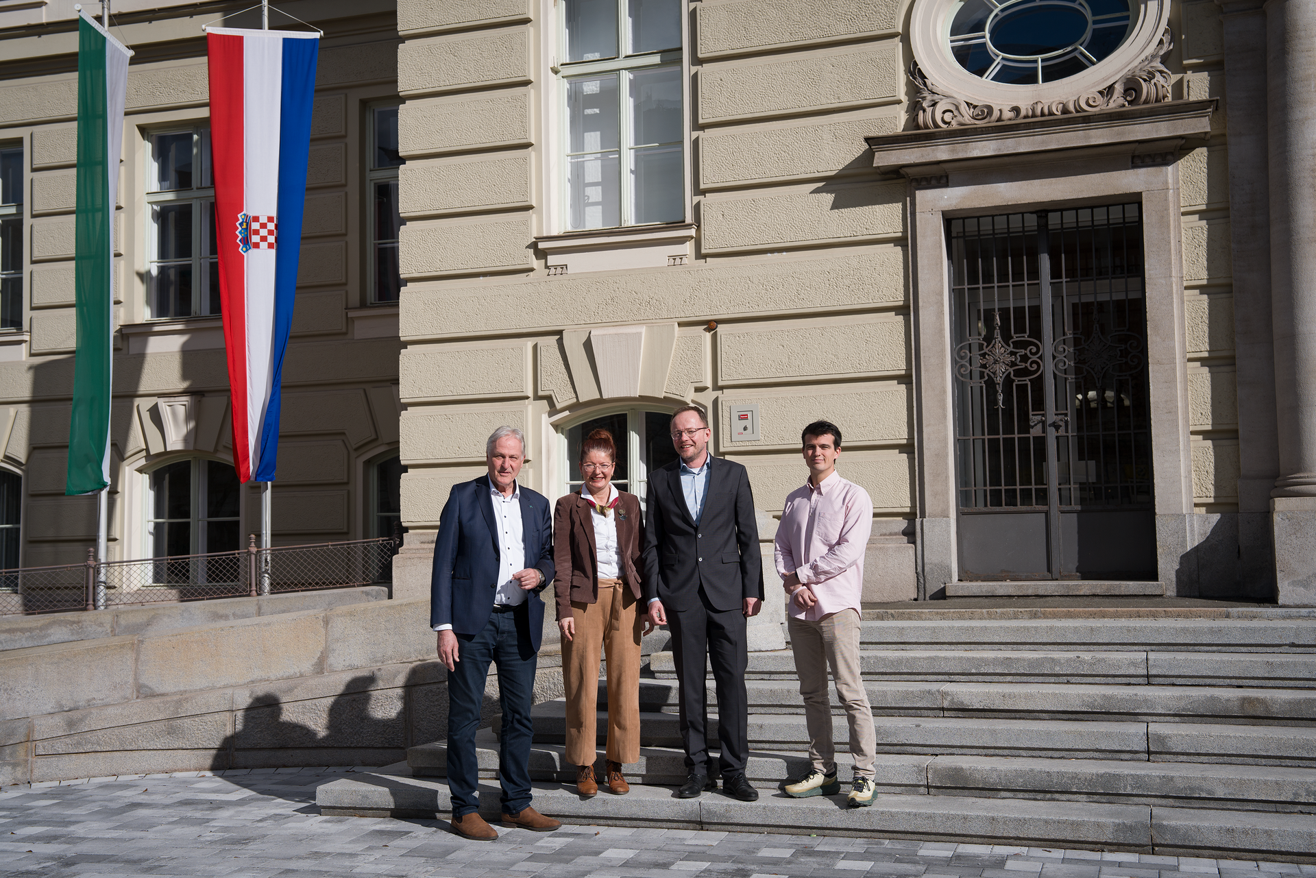 Rektor Peter Moser (1.v.l) und Dipl.-Ing. Manuel Labrador Ortaga (1.v.r.) vom RIC Leoben (Resources Innovation Center Leoben) mit den Gästen der University of Zagreb. Foto: © MUL/Schnehen. 
