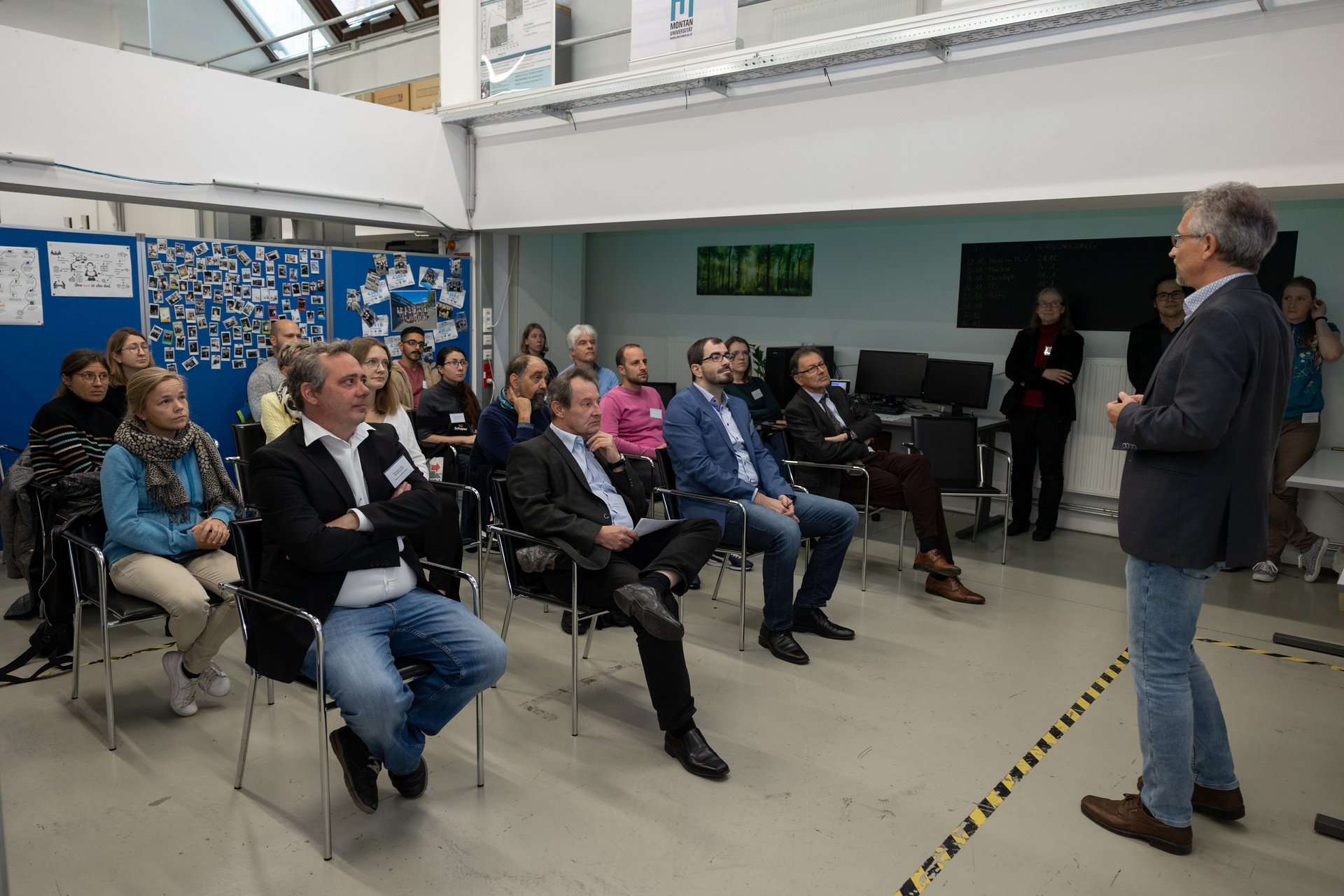 Begrüßung in den Laborräumlichkeiten des Lehrstuhls durch Univ.-Prof. DI Dr.mont. Gerald Pinter