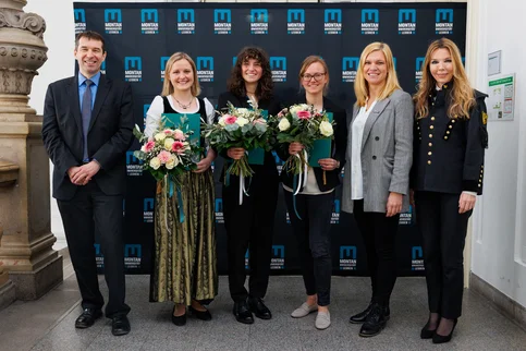 At the award ceremony on 8 March from left: Vice-Rector Helmut Antrekowitsch, Dipl.-Ing. Kathrin Thiele, Antonia Siebenbrunner, Ass.-Prof. Dipl.-Ing. Dr.mont. Barbara Putz, Dr. Susanne Feiel (Head of International Relations and European University), Dr. Eva Wegerer (Credit: MUL/Martina Stöbbauer) 