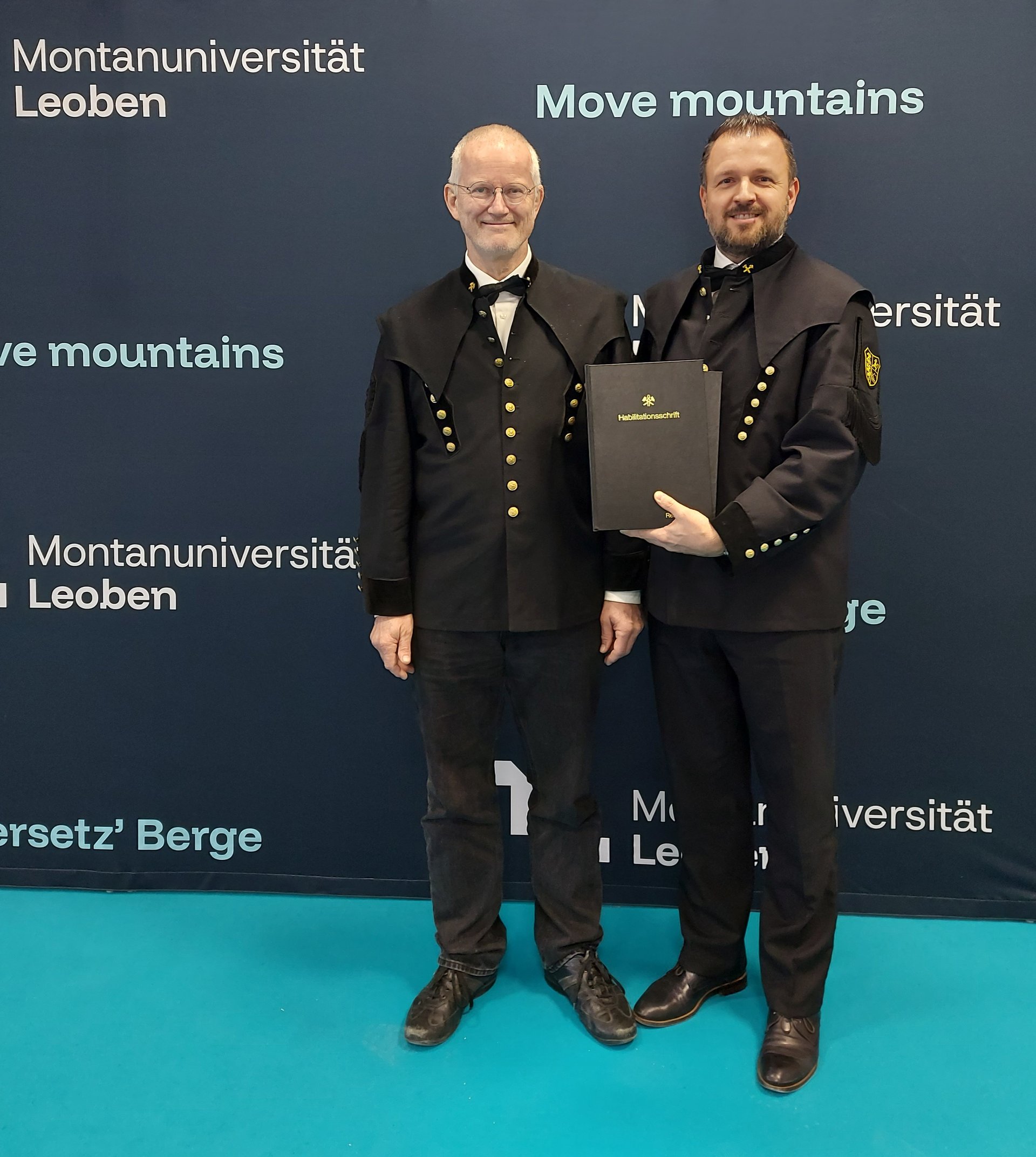 Ass.-Prof. Dr. Renato Sarc gemeinsam mit Univ.-Prof. Roland Pomberger, Leiter des Lehrstuhls für Abfallverwertungstechnik und Abfallwirtschaft. Foto: ©  Privat. 