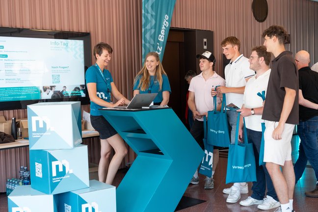 © MUL/Tauderer Junge Studieninteressierte am Stand der Tag der offenen Tür, dem Info-Tag der Montanuni.