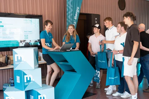 Junge Studieninteressierte am Stand der Tag der offenen Tür, dem Info-Tag der Montanuni.