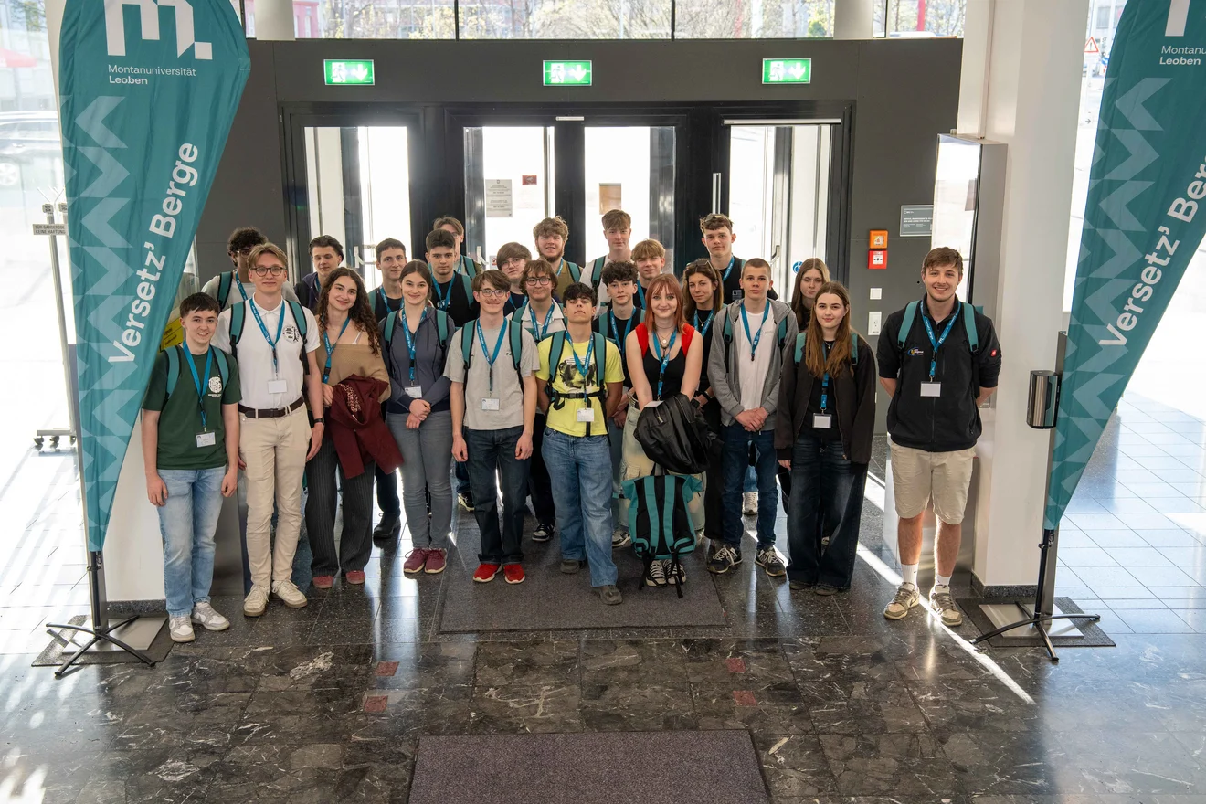 Gruppenfoto von Schülern auf der Montanuniversität, TU Leoben.