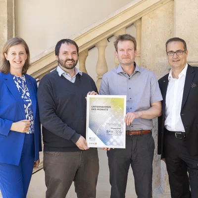Urkundenübergabe für das Unternehmen des Monats mit Wirtschaftslandesrätin Barbara Eibinger-Miedl (ÖVP), Daniel Schwab, Markus Bauer (Circulyzer GmbH) und Christoph Ludwig (SFG) (von links). 