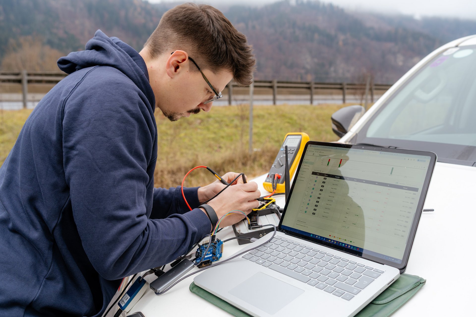 Finaler Funktionstest eines intelligenten autonomen Sensorsystems vor Montage an einer Steinschlag-Schutzverbauung. Foto: © Thomas Fazokas