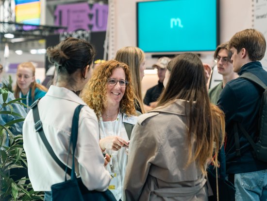 Mitarbeiter der Montanuniversität beim Beratungsgespräch mit jungen Menschen auf der BeSt Messe Wien.