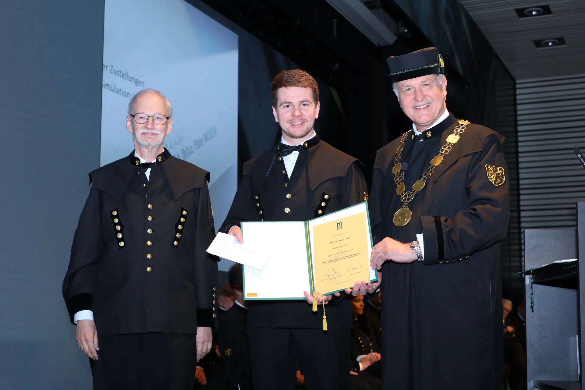 Dipl.-Ing. Dr.mont. Maximilian Klopf (mitte) erhielt den Hellmut Longin-Preis für seine Dissertation. Foto: © Armin Russold