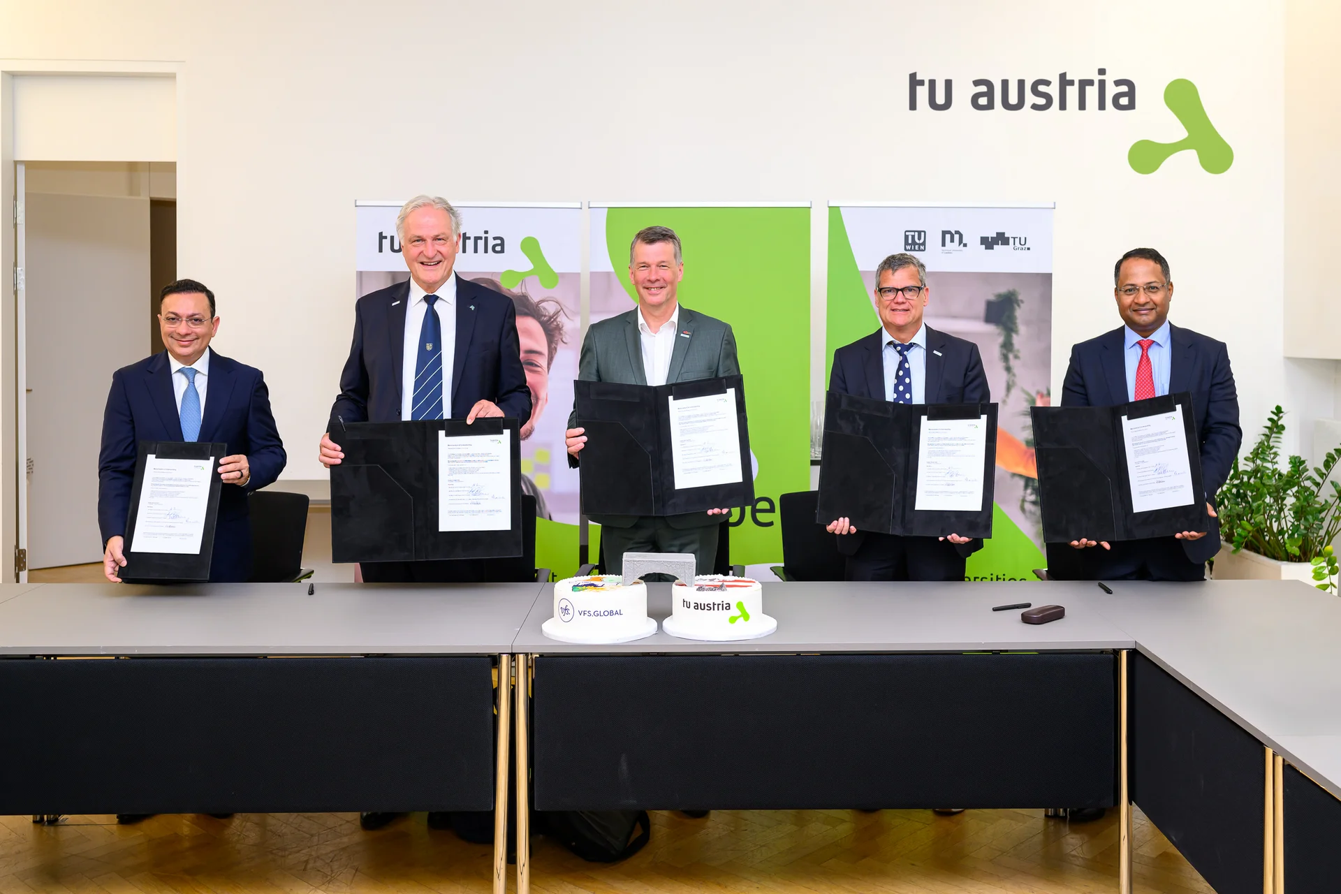 v.l.n.r.: Zubin Karkaria (Founder and CEO, VFS Global Group), Rektor Peter Moser (Montanuniversität Leoben), Rektor Horst Bischof (TU Graz), Rektor Jens Schneider (TU Wien) und der indische Botschafter in Österreich Shri Shambhu S. Kumaran bei der Unterzeichnung in Wien. Foto: © TU Austria/Matthias Heisler