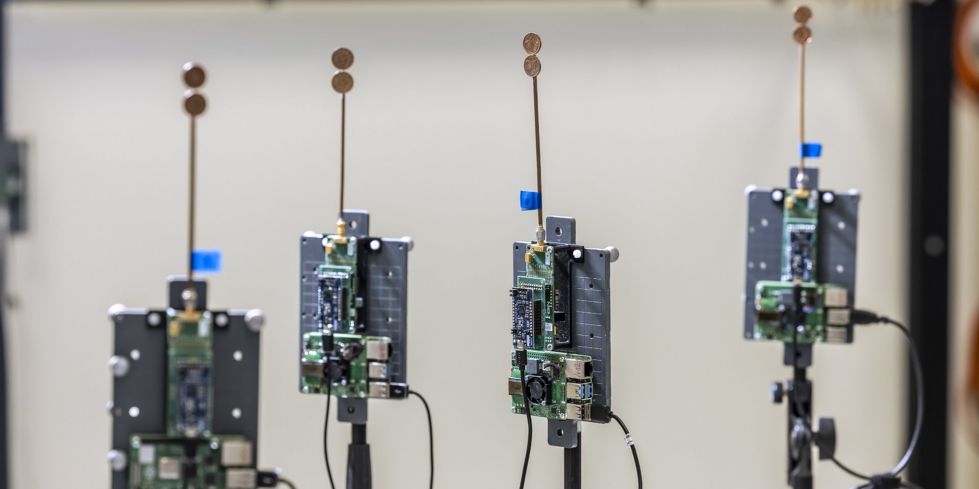 Mit einigen Tricks laufen KI-Modelle auch auf ressourcenschwachen Geräten. Bildquelle: Lunghammer - TU Graz Ein Bild von vier Computerplatinen mit 6G-Antennen darauf.