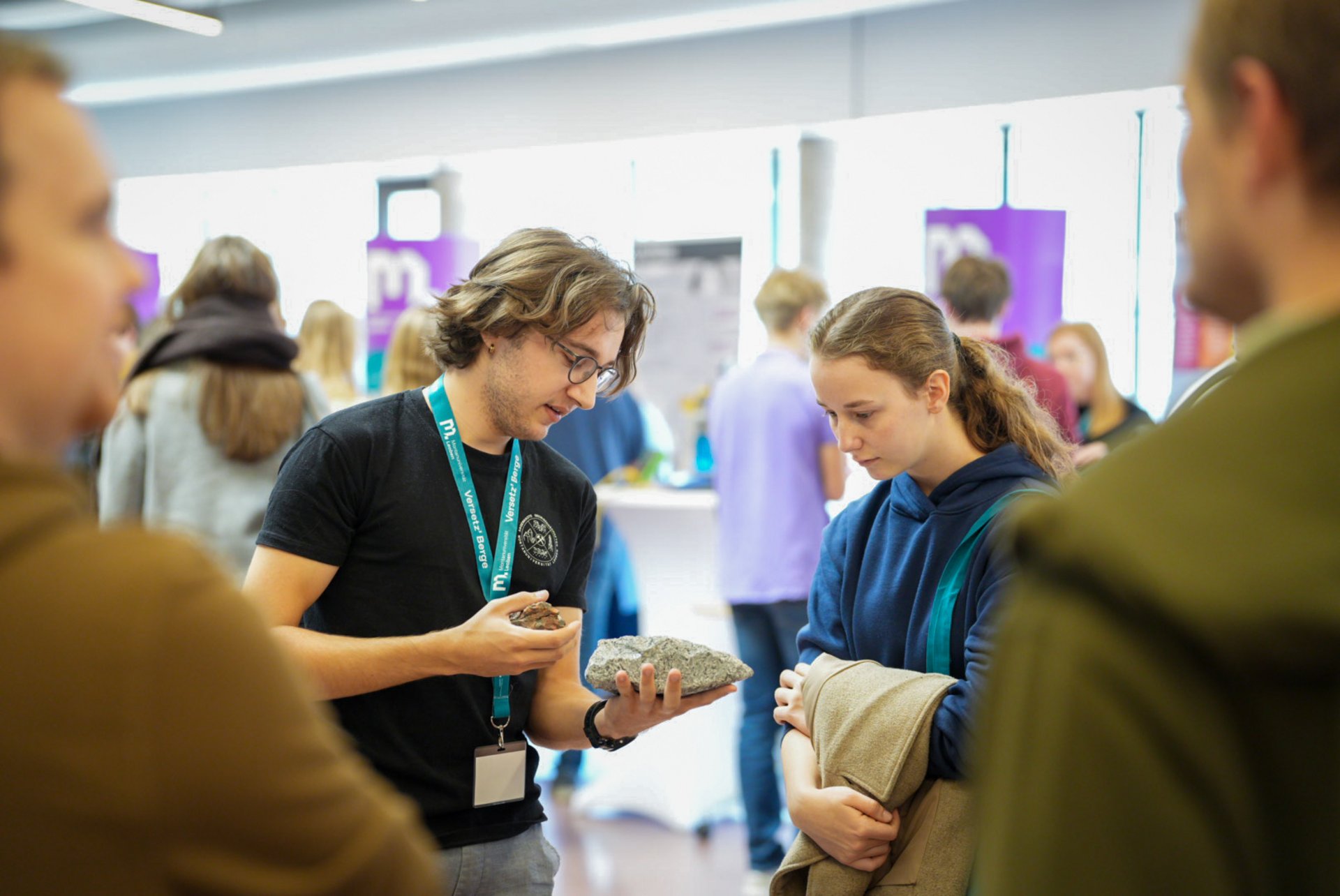 Studienberatung, Workshops und Campus-Führungen warten auf dich beim Info-Tag. Foto: © MUL Ein Mitarbeiter berät eine Besucherin am Info-Tag.
