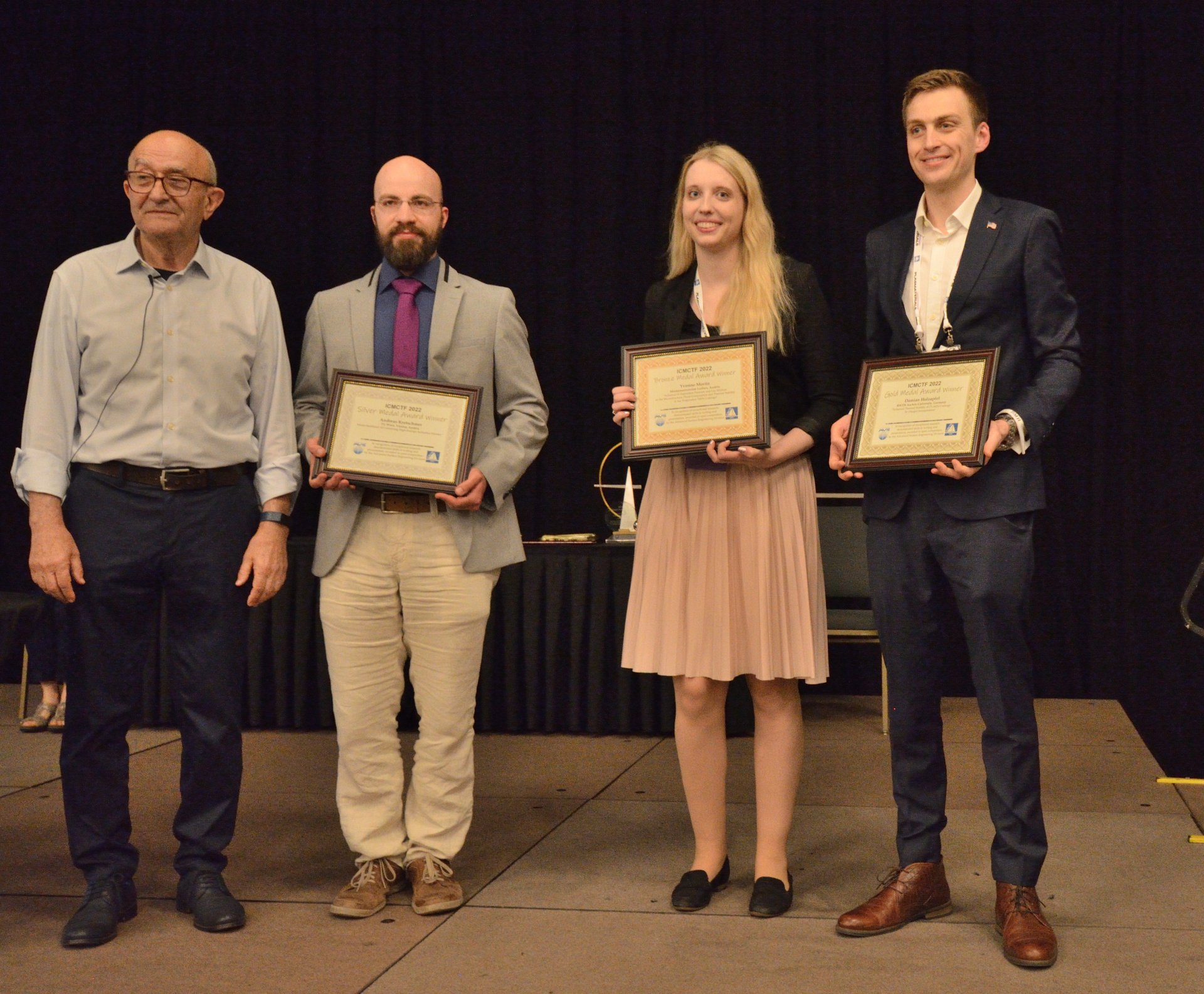 ©AVS Conference Photos, v.l.n.r.: Prof. Ivan Petrov (Vorsitzender des Advanced Surface Engineering Division (ASED) Awards Komitees), Andreas Kretschmer (TU Wien, Gold Finalist), Yvonne Moritz (Montanuniversität, Bronze Finalist), Damian Holzapfel (RWTH Aachen, Silver Finalist)