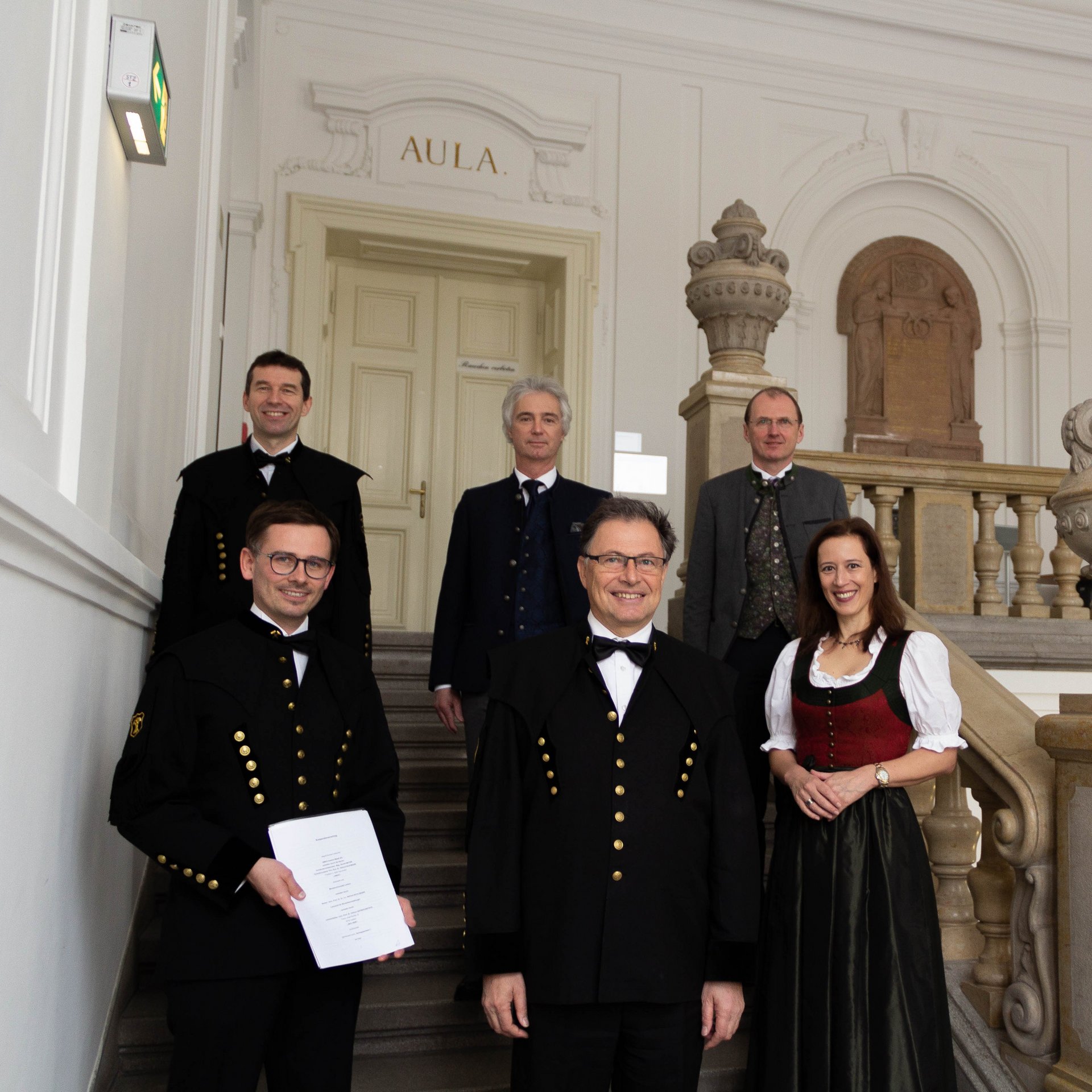 Nach der Unterzeichnung des Kooperationsvertrages: Im Bild erste Reihe v.l.:Prof. Stefan Pogatscher (MUL), Rektor Prof. Wilfried Eichlseder (MUL), Dr. Mariella Schurz (B&C Privatstiftung), zweite Reihe v.l.: Prof. Helmut Antrekowitsch (MUL), AMAG Technikvorstand Dr. Helmut Kaufmann, AMAG Vorstandsvorsitzender Mag. Gerald Mayer.