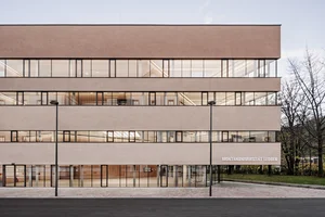 Das Studienzentrum der Montanuniversität Leoben. Foto: © MUL Studienzentrum der Montanuniversität Leoben: moderner viergeschossiger Bau mit umlaufenden Fensterbändern und verglastem Erdgeschoss.