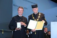 An Dipl.-Ing. Markus Mitteregger, MBA CEO der RAG Austria AG (links), im Bild mit Rektor Peter Moser (rechts), wurde im Rahmen der Akademischen Feier die Würde eines Ehrensenators der Montanuniversität Leoben verliehen. Foto: © Russold 