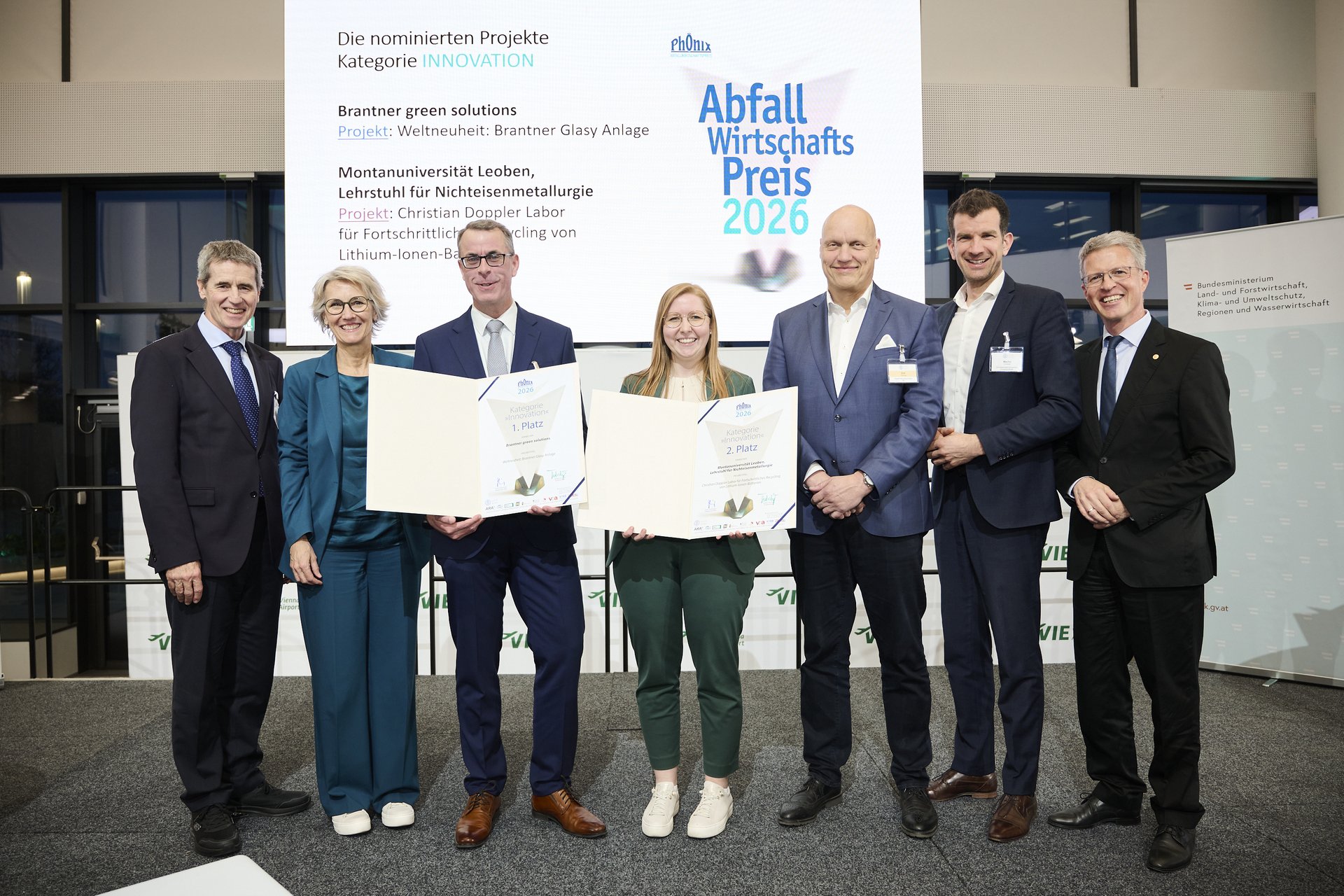Ass.-Prof. Priv.-Doz. Dipl.-Ing. Dr.mont. Eva Gerold (Mitte), Leiterin des CD-Labors für Fortschrittliches Recycling von Lithium-Ionen-Batterien an der Montanuniversität Leoben bei der Preisverleihung. Foto: © Richard Tanzer. 